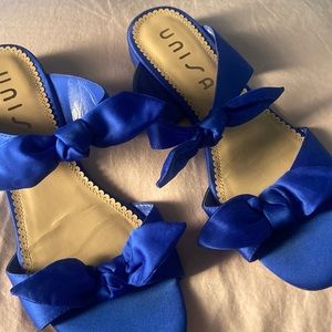 Unisa Blue Bow Sandals Size 8.5